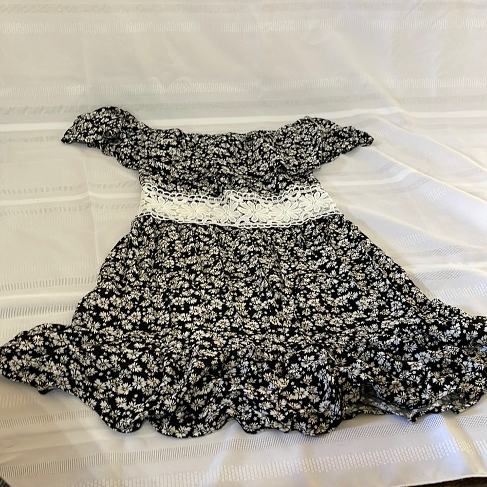 White daisy dress